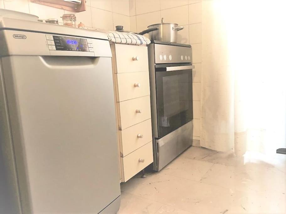 Theano'S Cozy & Quiet Lux Central Flat - Wifi & Full Amenities 파트라 외부 사진